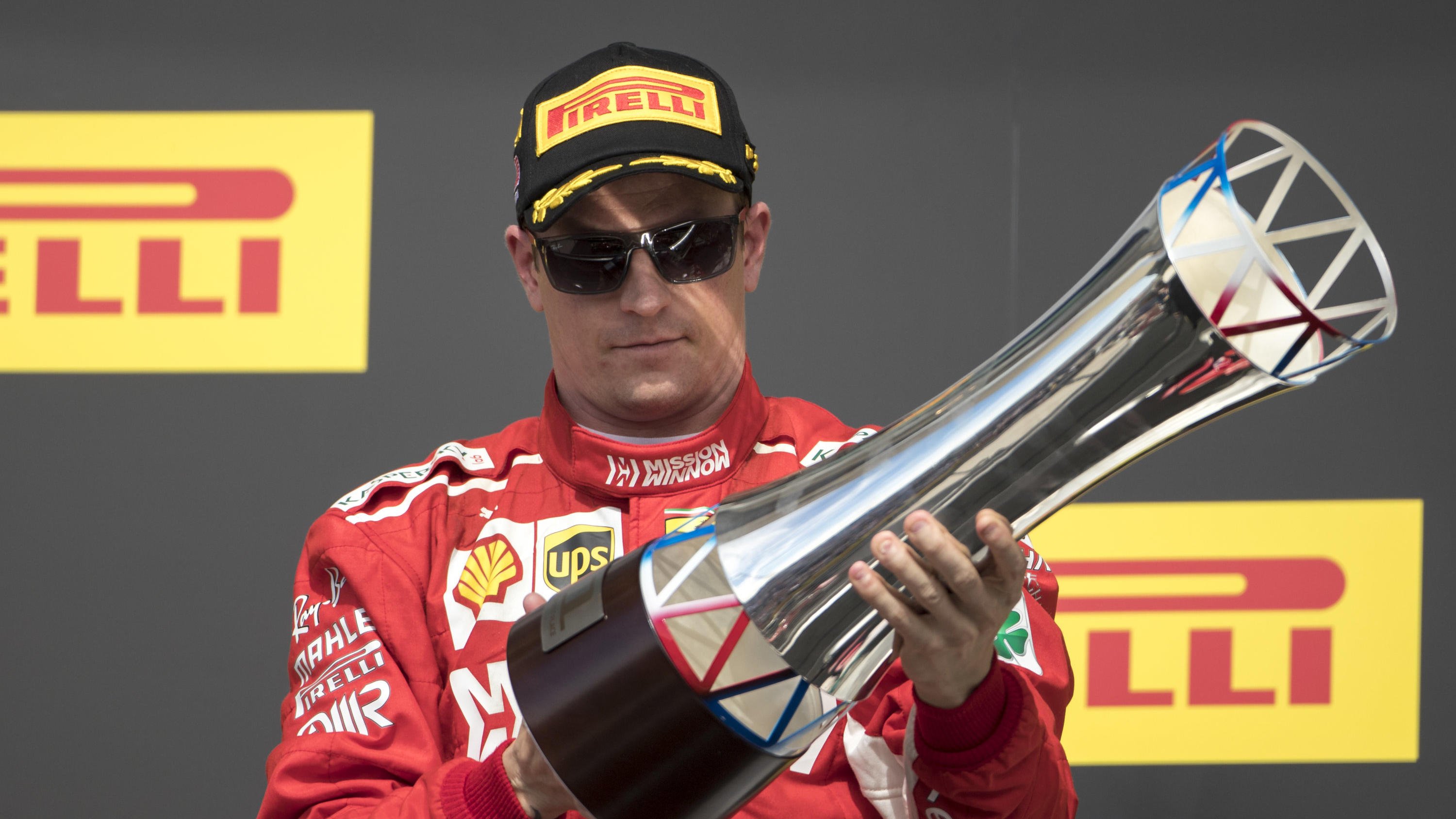 Formel 1 in Austin: Kimi Räikkönen gerät nach seinem Sieg beim USA-GP ins Plaudern 21.10.2018, USA, Austin: Motorsport: Formel-1-Weltmeisterschaft, Grand Prix der USA, Rennen, Circuit of the Americas in Austin (Texas): Kimi Räikkönen aus Finnland vom Team Scuderia Ferrari jubelt mit dem Pokal in der Hand über seinen Sieg. Foto: Sco