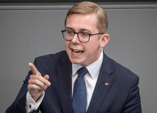 Der CDU-Bundestagsabgeordnete Philipp Amthor hält nach dem gewaltsamen Tod ... weiterlesen