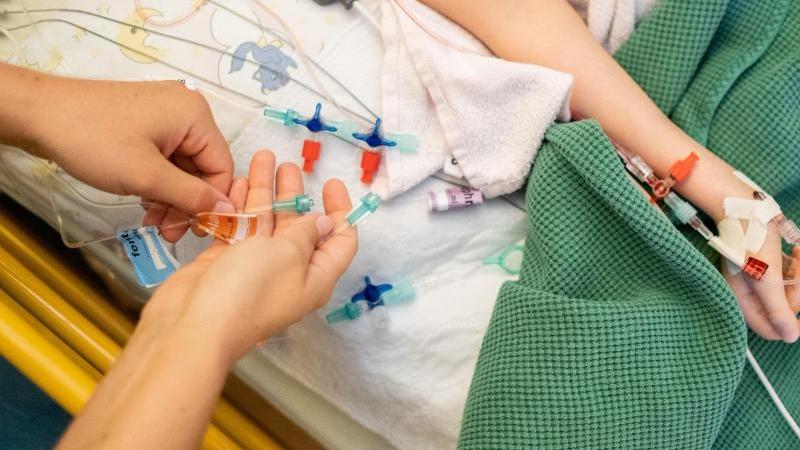 Mehr Geld für Intensiv-Pfleger an Medizinischer Hochschule Pflegerin versorgt Kind