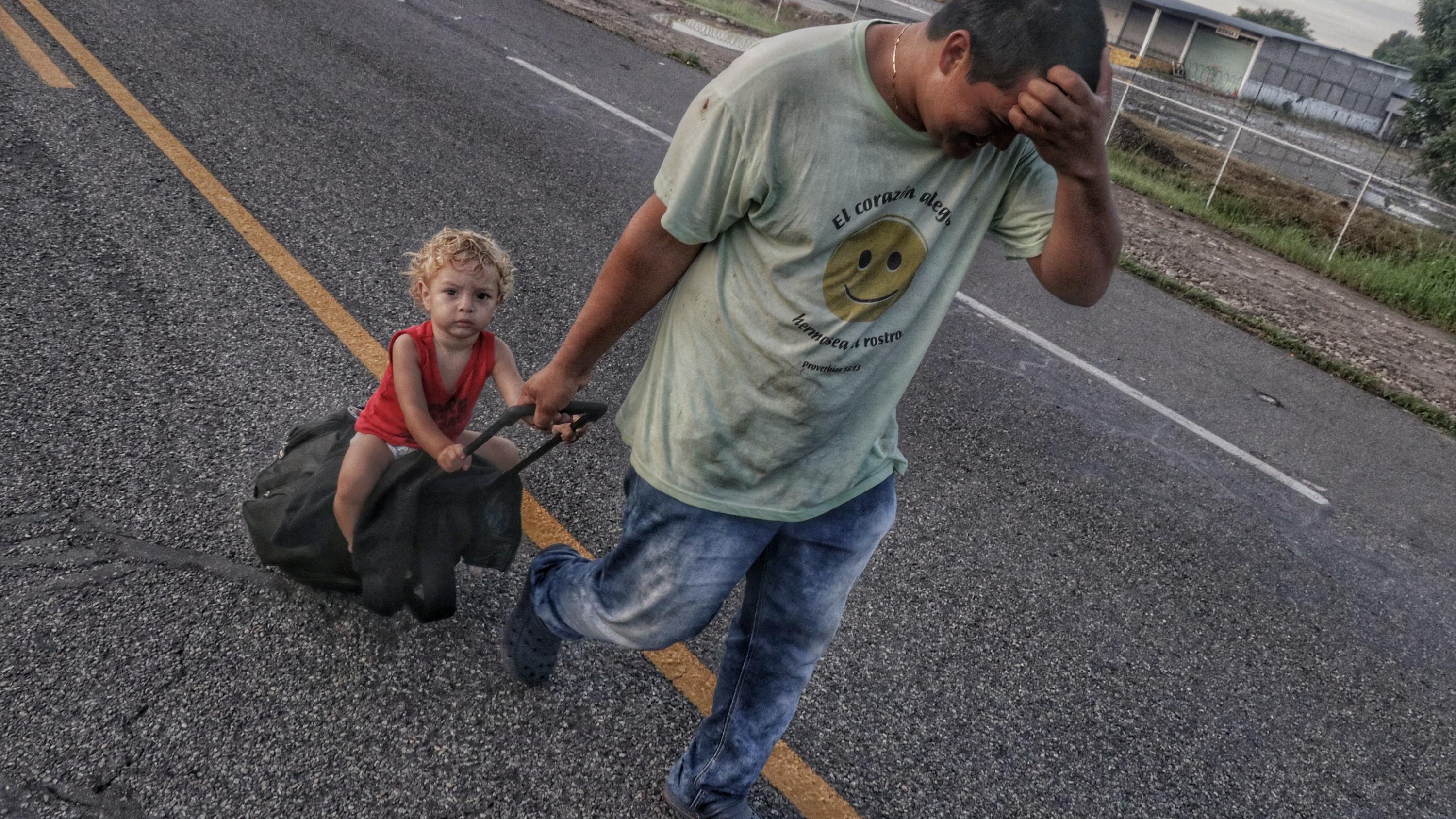 Gigantischer Exodus: Migranten strömen in Richtung USA 21.10.2018, Mexiko, Ciudad Hidalgo: Ein mittelamerikanischer Migrant marschiert mit seinem Kind Richtung USA. Die Migranten aus Honduras, El Salvador und Guatemala haben den Grenzzaun zwischen Guatemala und Mexiko überwunden, um von dort aus bis an d
