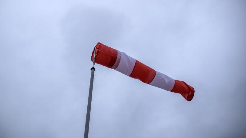 Norddeutschland erwartet nächsten Herbststurm Windsack im Sturm