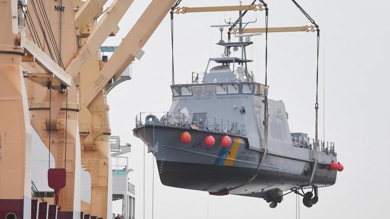 Fraktionen fordern Standortsicherheit für Werft in Wolgast Küstenschutzboot wird auf ein Transportschiff verladen