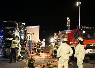 Ein schwerer Lkw-Unfall hat einen 25-jährigen Trucker das Leben gekostet. A3: Kollision von vier Lastwagen
