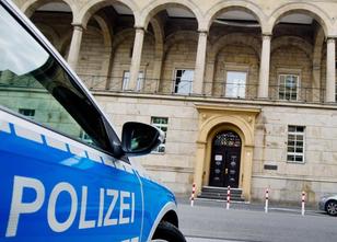 Nach dem Sprung vor einen fahrenden Zug mit einem fremden Kind im Arm steht... weiterlesen