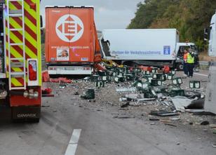 Ein mit Bier beladener Lastwagen ist auf der Autobahn 9 in Höhe der Anschlu... weiterlesen