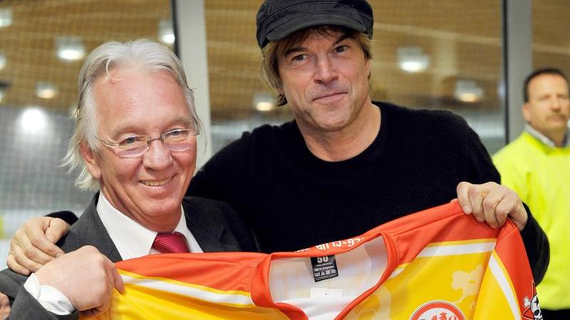 DEG-Fans kleben Aufkleber auf den Haie-Bus: Campino dabei Campino mit DEG-Trikot