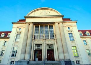 Im Prozess gegen zwei Frauen wegen Diebstahls und Betruges mit gefälschten ... weiterlesen