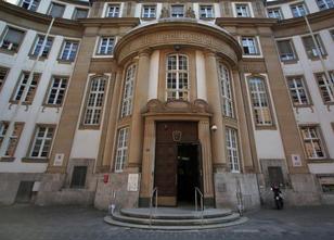 Weil er mit einer 14 Jahre alten Schülerin eine sexuelle Beziehung unterhal... weiterlesen