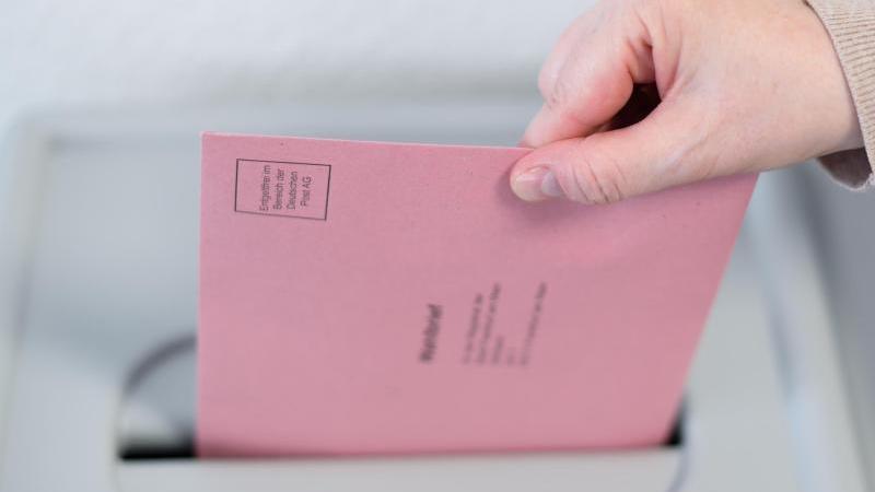 Immer mehr Hessen wollen per Briefwahl abstimmen Einwerfen eines Wahlbriefs