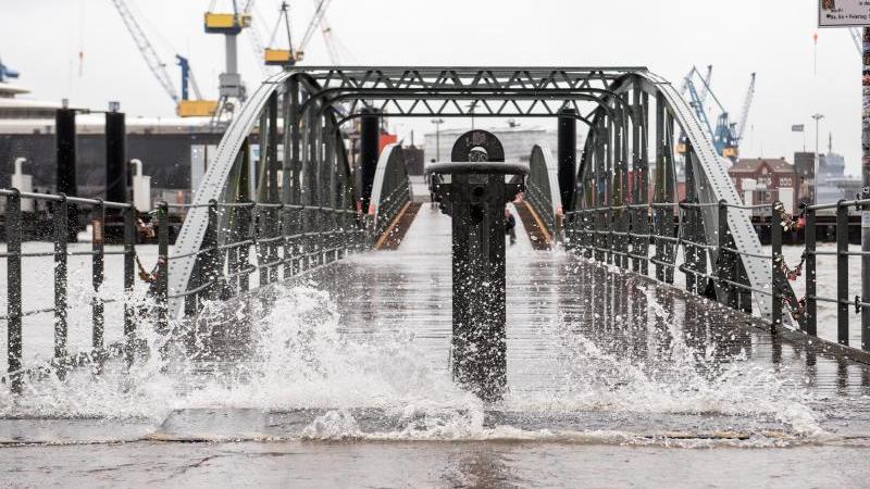 "Siglinde" abgeschwächt: vereinzelt entwurzelte Bäume Hochwasser in Hamburg