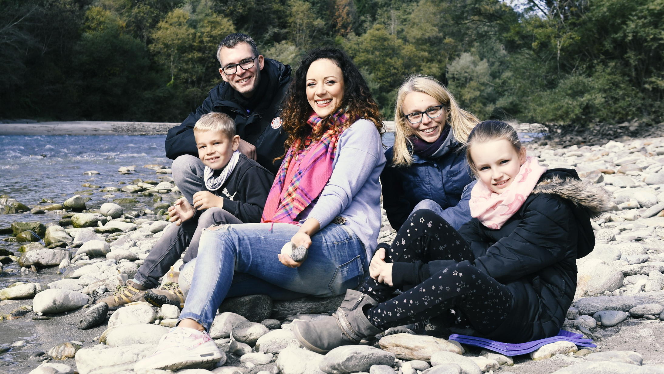 "RTL – Wir helfen Kindern"-Patin Jasmin Wagner: Einsatz für Kinder, die mit einem neuen Organ leben Jasmin Wagner mit Katharina und Daniel Lücke und ihren Kindern Lena und Moses beim Ausflug an die Isel.