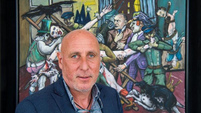 Richtfest für neues Kunstmuseum für Unterammergau Christian Zott steht vor einem Gemälde