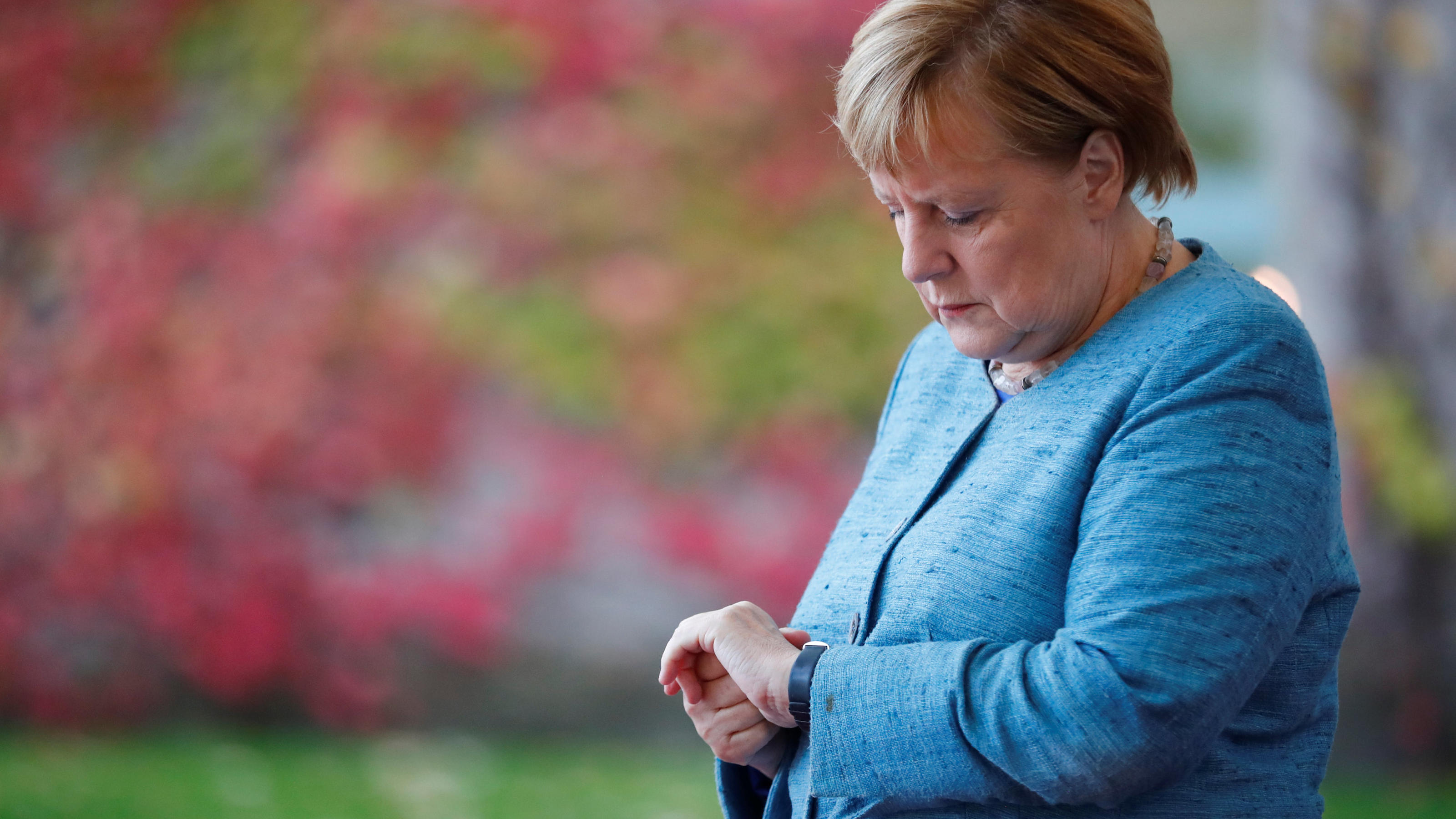 Zeugnis für die Bundeskanzlerin: "Ihre starre Haltung in der Flüchtlingspolitik hat viel Porzellan zerdeppert" German Chancellor Angela Merkel awaits the arrival of participants ahead of the 'G20 Compact with Africa' summit at the Chancellery in Berlin, Germany, October 30, 2018. REUTERS/Hannibal Hanschke