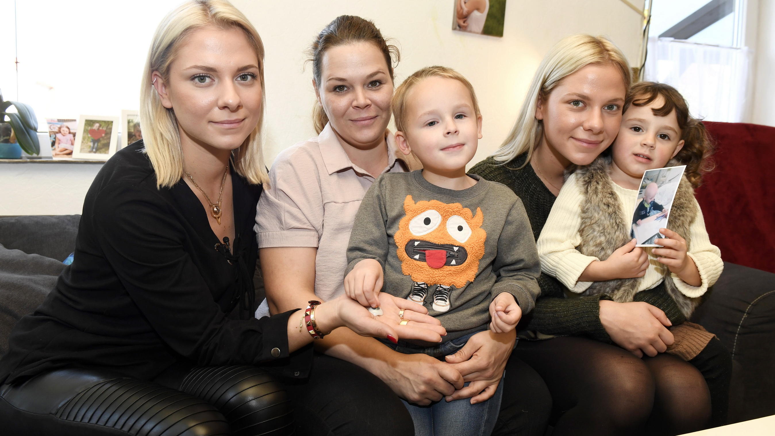 "RTL – Wir helfen Kindern"-Patinnen Valentina und Cheyenne Pahde sagen dem Augenkrebs bei Kindern den Kampf an RTL -Wir helfen Kindern-Patinnen Valentina (l.) und Cheyenne (r.) Pahde zu Gast bei Augenkrebspatient Till, seiner Mama Sandra (m.) und Schwester Marlene.