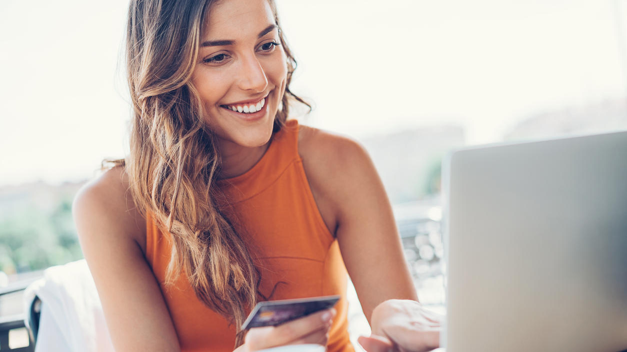 Cyber-Monday-Week 2018: Die wichtigsten Fakten zur Woche der Technik-Deals Eine junge Frau kauft in einem Onlineshop ein