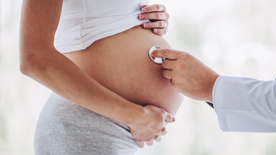 Achtung, Eltern: Vater über 45 - höheres Fehlgeburts-Risiko fürs Baby Fehlgeburts-Risiko bei Babys älterer Männer