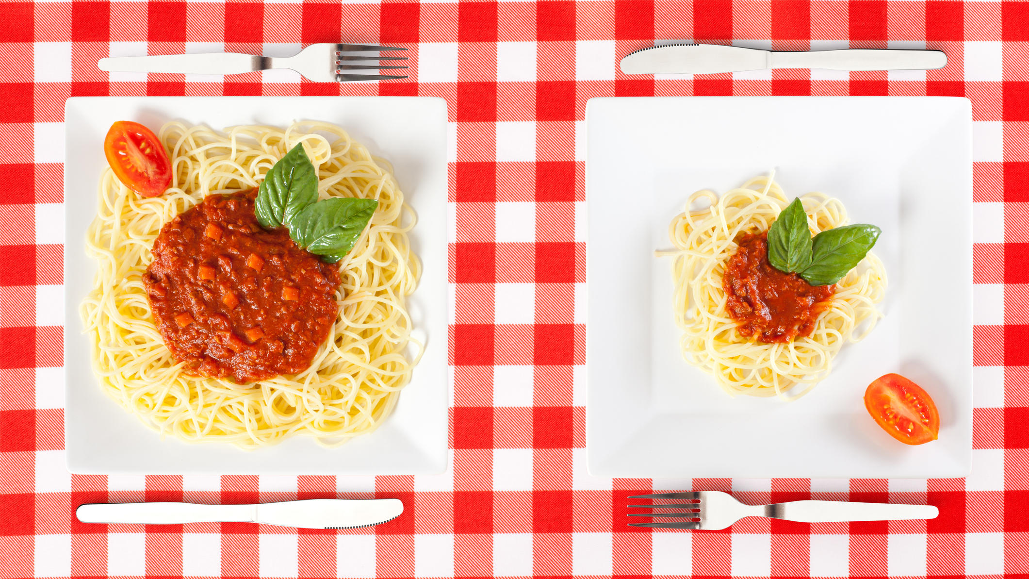 Diät-Tipps: Die häufigsten Fragen rund ums Abnehmen Große und kleine Portion Spaghetti Bolognaise