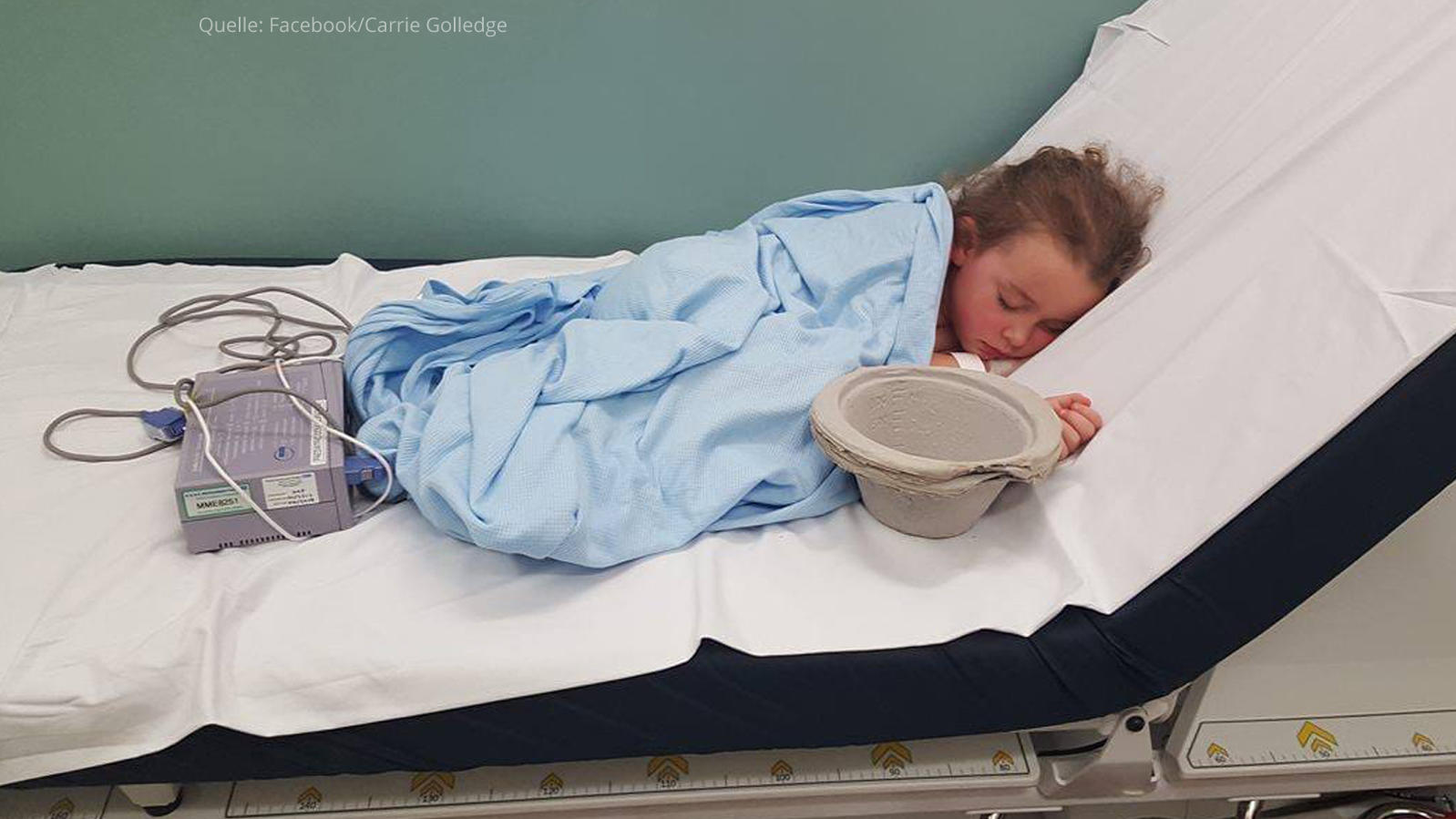Dieses bewegende Foto zeigt: So schlimm ist Mobbing Kleines Mädchen liegt auf Krankenhausliege