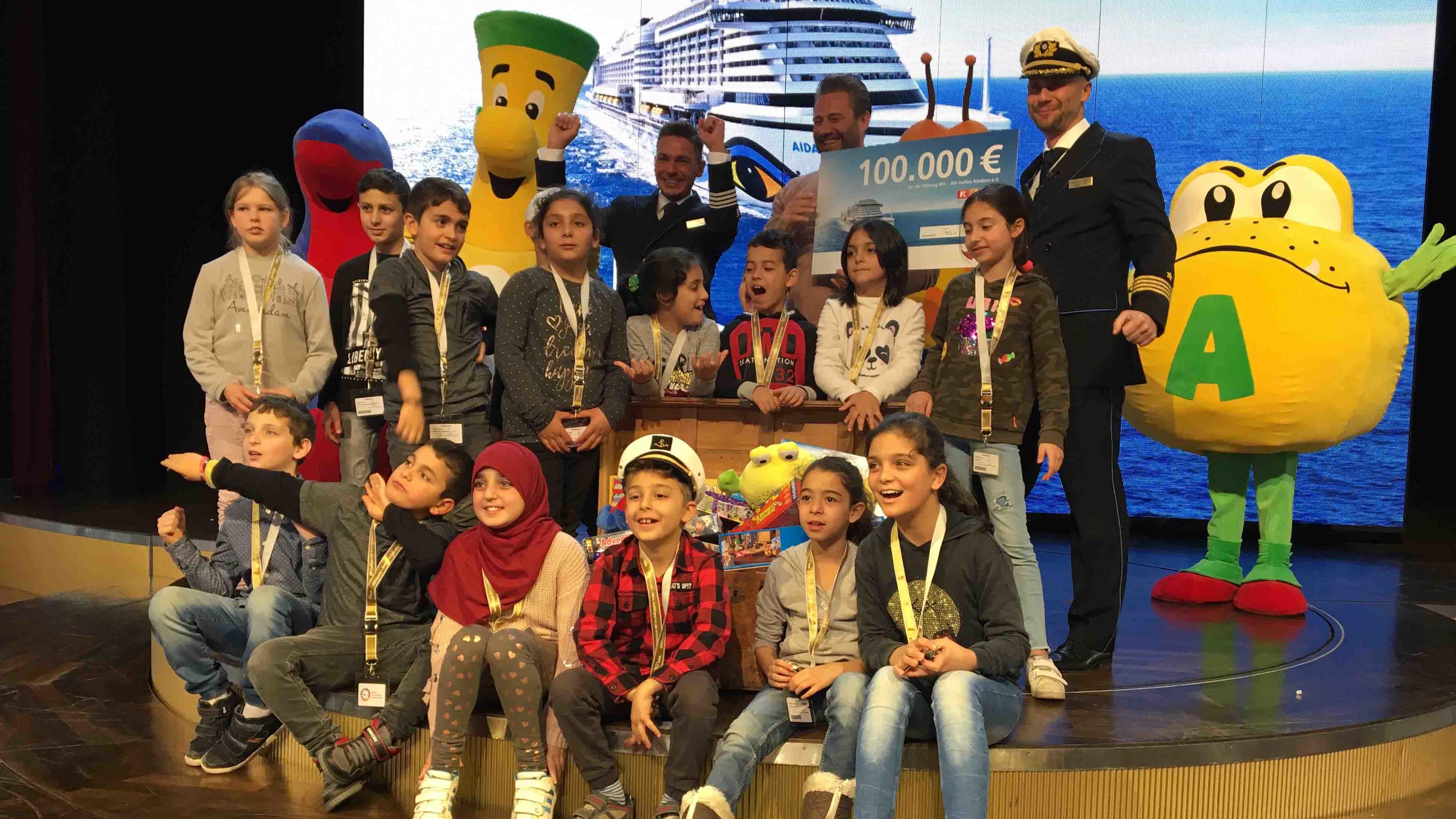 100.000 Euro Spende: Ganz viel Spaß und Hilfe für notleidende Kinder auf der AIDAperla! AIDA Cruises überreicht RTL - Wir helfen Kindern und Projektpate Sasha einen Spenden-Scheck in Höhe von 100.000 Euro.