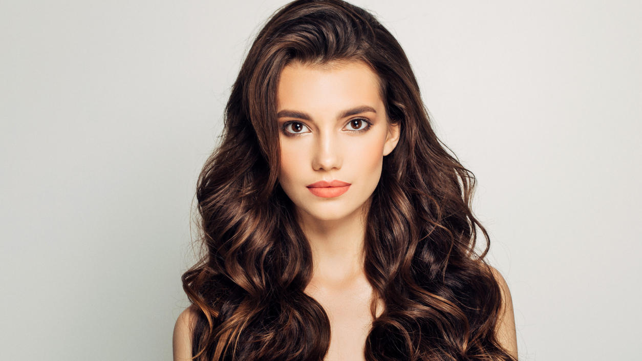 Das sind die Haarfarben-Trends für 2019 Dunkelbraune Haare feiern 2019 ihr Comeback.