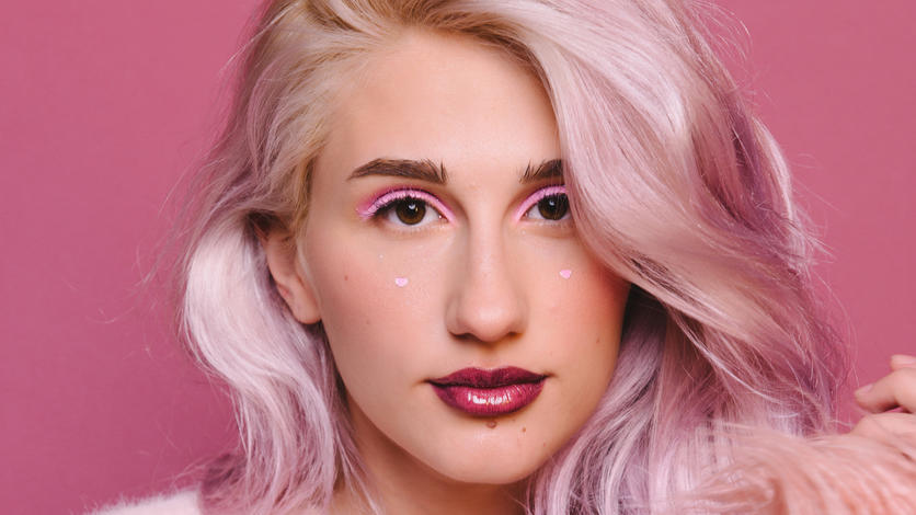 Das sind die Haarfarben-Trends für 2019 Strähnen dürfen 2019 in zarten pastell-Tönen erstrahlen.