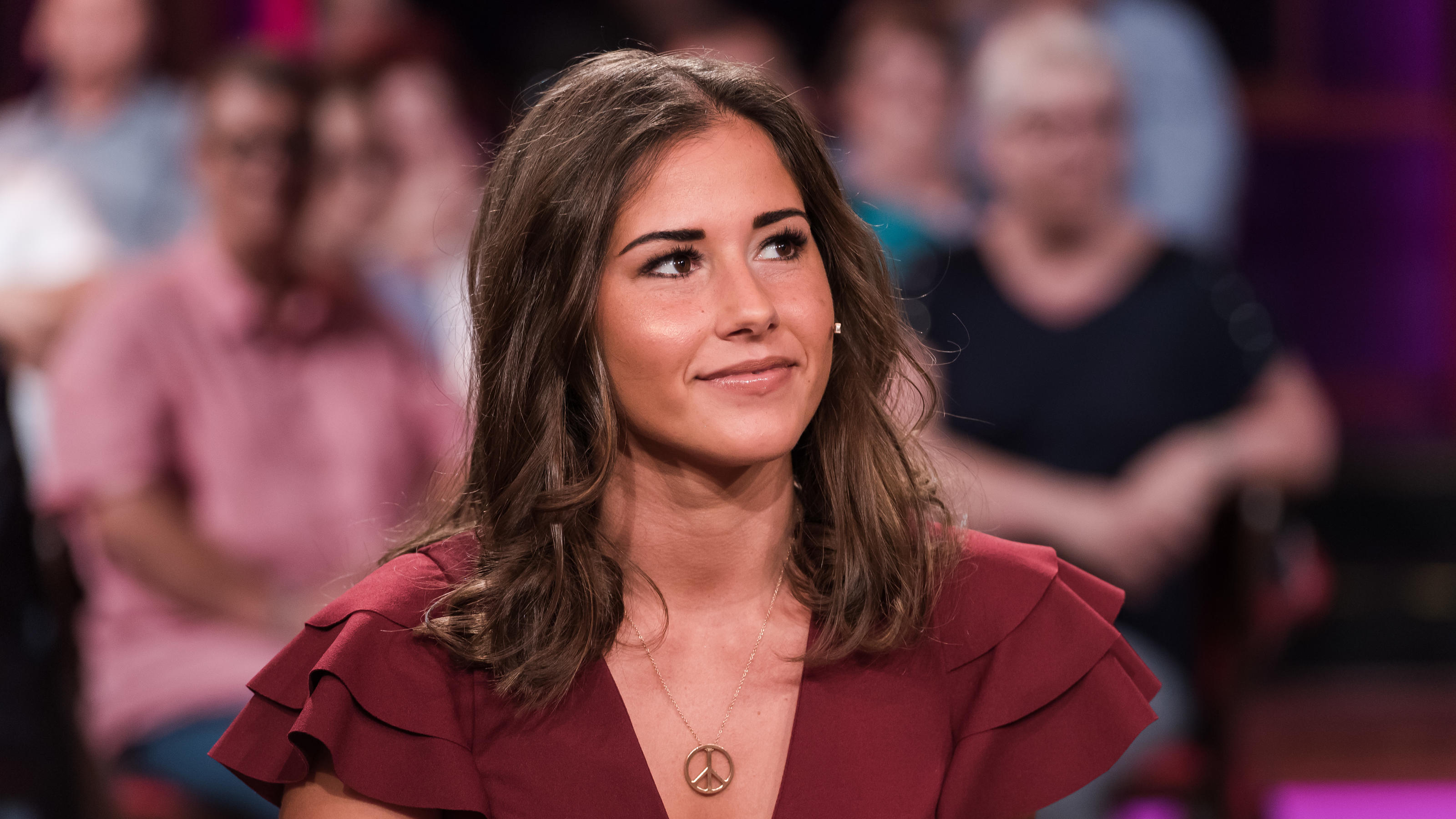 Sarah Lombardi frustriert: Sohn Alessio (3) macht immer noch in die Windel Sarah Lombardi blickt in die Ferne