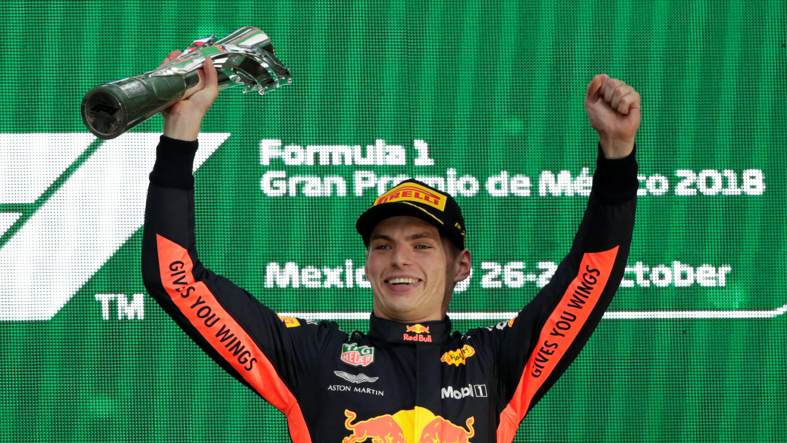 Formel 1 in Sao Paulo: Ferrari schielt noch auf die Konstrukteurs-WM Formula One F1 - Mexican Grand Prix - Autodromo Hermanos Rodriguez, Mexico City, Mexico - October 28, 2018 Red Bull's Max Verstappen celebrates winning the race with the trophy on the podium REUTERS/Henry Romero