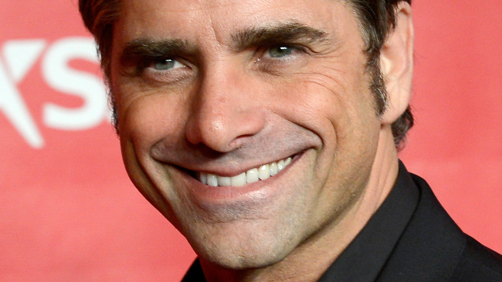 John Stamos: Darum masturbierte er zu "Fuller House" John Stamos lacht