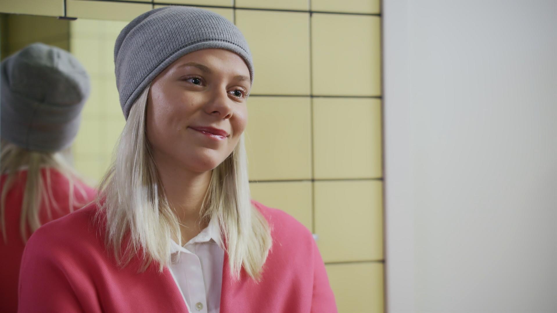 Alles was zählt: Marie grübelt über einen mutigen Schritt AWZ: Marie lächelt froh.