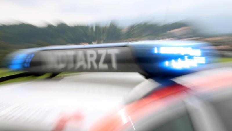 Radlerin kollidiert mit Auto: Lebensbedrohlich verletzt Blaulicht auf Notarztwagen