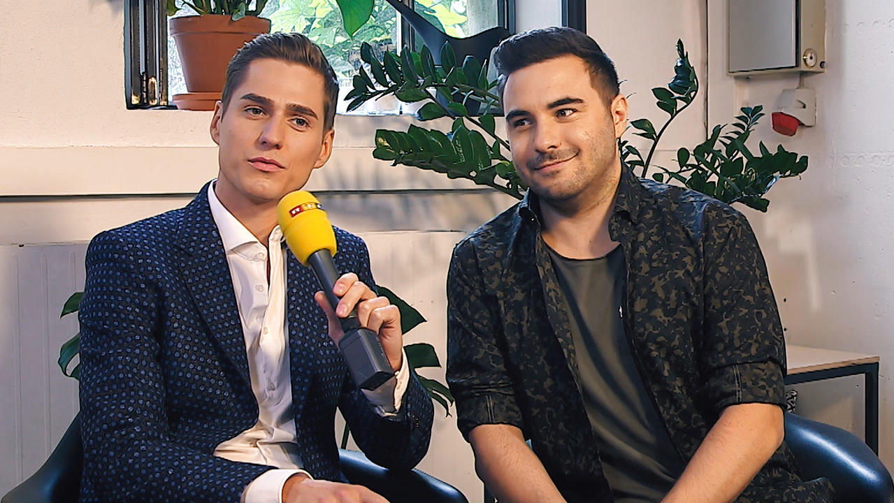 Unter uns: Timothy Boldt, Ben Ruedinger & Co. jubeln über die 6.000. Folge "Unter uns"-Stars Timothy Boldt und Lars Steinhöfel beim Fotoshooting zur 6.000. Folge von "Unter uns".
