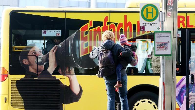 Bahn-Baufahrzeug entgleist: Strecke wieder frei Schienenersatzverkehr
