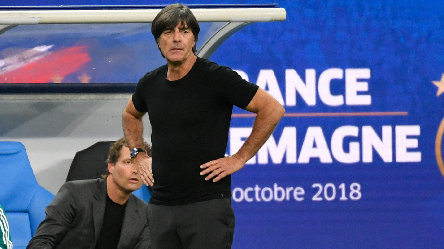 Kampf gegen den Abstieg - welchen Neuling sollte Joachim Löw nominieren? 16.10.2018, Frankreich, Paris: Fußball: Nations League A, Frankreich - Deutschland, Gruppenphase, Gruppe 1, 4. Spieltag im Stade de France. Bundestrainer Joachim Löw aus Deutschland reagiert an der Seitenlinie. Foto: Ina Fassbender/dpa +++ dpa-Bildfu