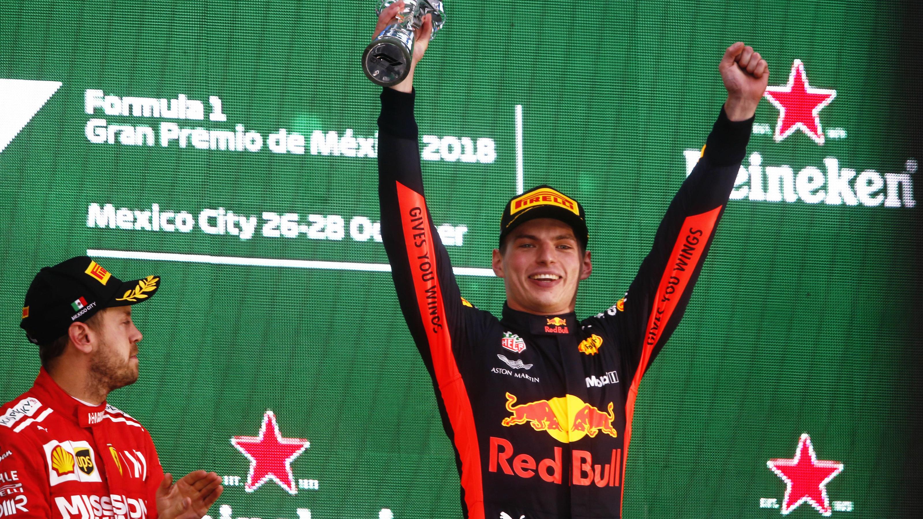 Formel 1: Red-Bull-Boss Helmut Marko fordert von Max Verstappen 2019 den Titel 2018 Mexican GP AUTODROMO HERMANOS RODRIGUEZ, MEXICO - OCTOBER 28: Winner Max Verstappen, Red Bull Racing, celebrates on the podium with Sebastian Vettel, Ferrari during the Mexican GP at Autodromo Hermanos Rodriguez on October 28, 2018 in Autodromo