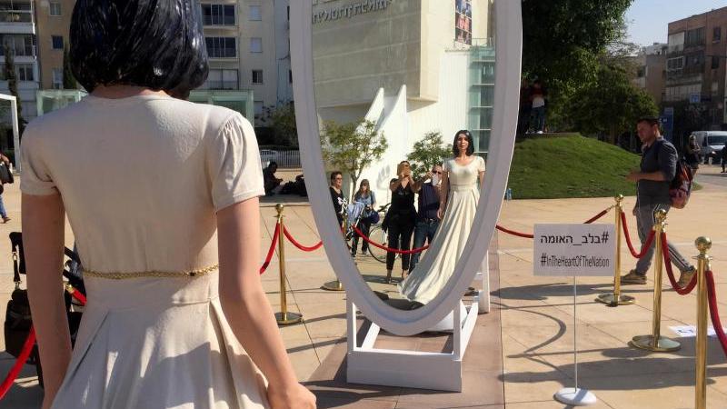 Künstlerprotest gegen neues Gesetz in Israel Protest mit Miri Regev Statue