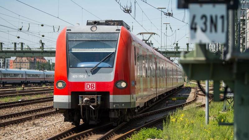 Fahrgäste in der S-Bahn mit Messer bedroht S-Bahn-Verkehr