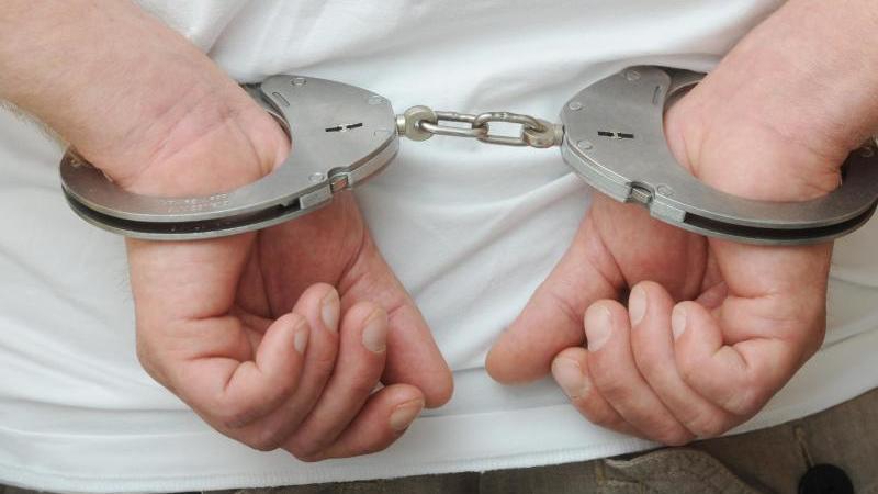 Polizisten nehmen mutmaßlichen Dealer nach Drogenfund fest Handschellen