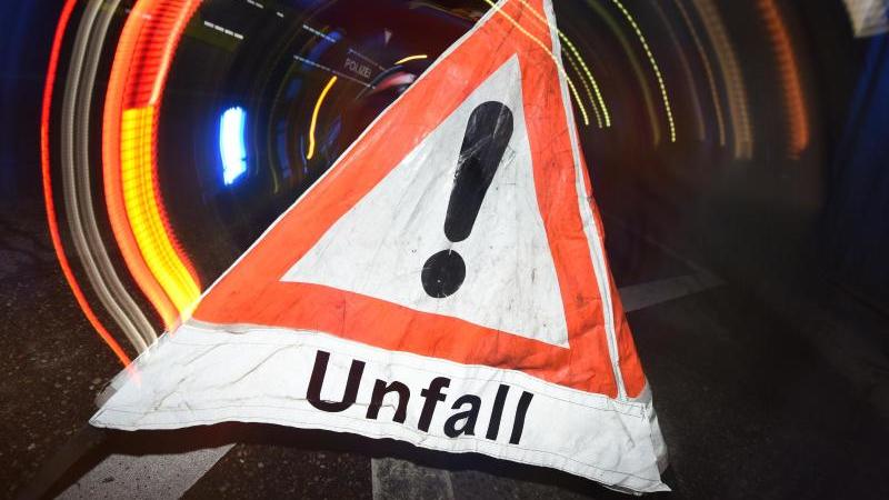 Radfahrer stürzt beim Losfahren und wird von Lkw erfasst Ein Warndreieck
