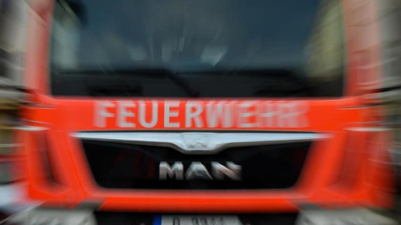 Brand in Lagerhalle: Ermittlungen zur Ursache dauern an Feuerwehrauto