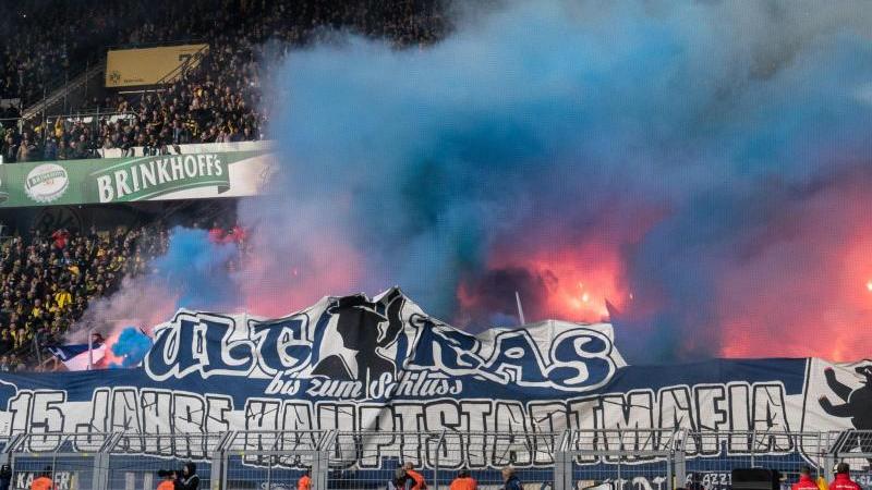 Hertha mit Fans am Runden Tisch: Dialog hat begonnen Feuerwerkskörper