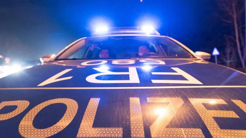 15-Jähriger flüchtet vor Polizei und rammt Bus Polizei