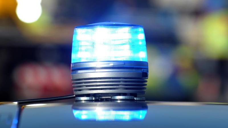 Nach Messerangriff in Hannover: Tatverdächtiger flüchtig Das Blaulicht eines Streifenwagens