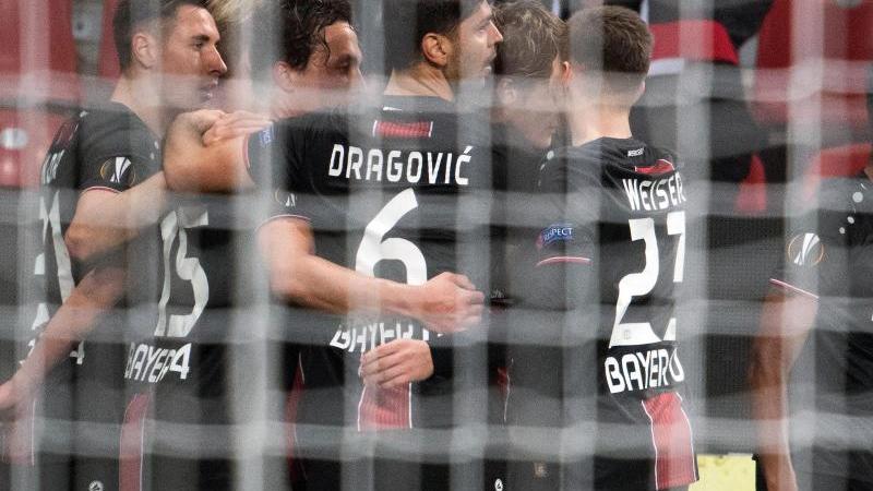 Jedvaj köpft Bayer in die K.o.-Runde - Sieg gegen Zürich Mannschaftsjubel