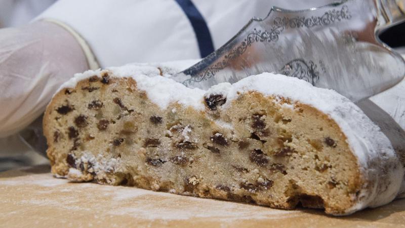 Christstollen in Dresden vor der Jury Stollenprüfung in Dresden