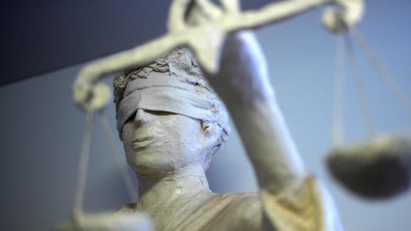 Frauenleiche in Kanal: Ehemann nun doch verurteilt Die Statue der Justitia