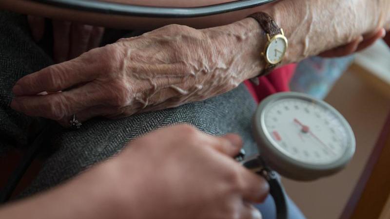 Bundestag will Gesetz für mehr Pflegepersonal beschließen Pflege