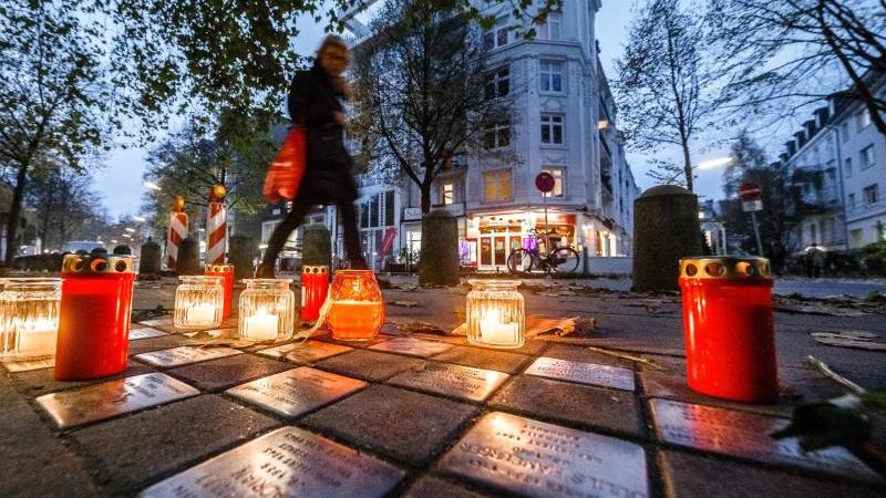 "Grindel leuchtet": Anwohner erinnern an Opfer des Holocaust Stolpersteine