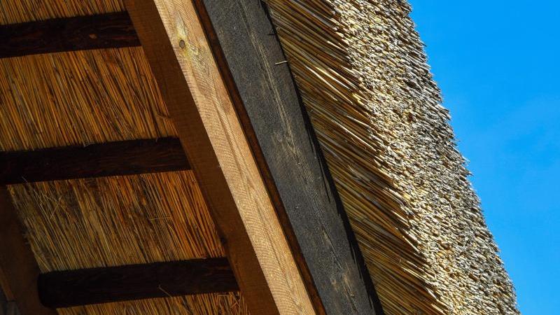 Reetdachhaus fängt Feuer: hoher Schaden Reetdach
