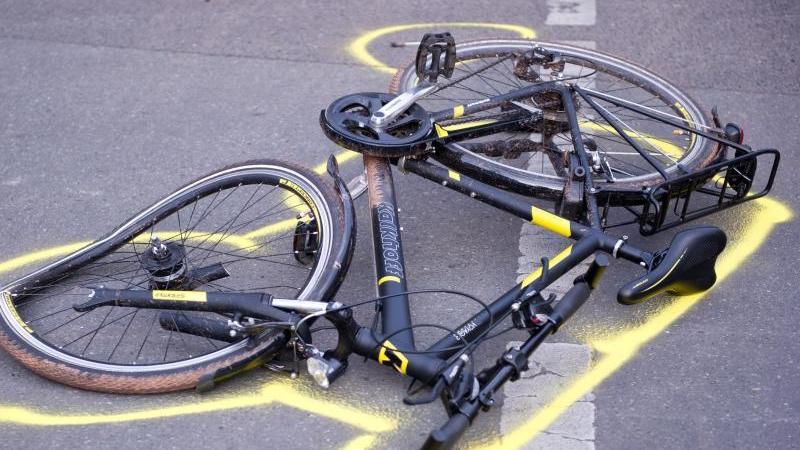 Radler von Auto erfasst: schwer verletzt Fahrradunfall