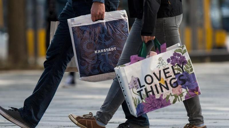 Weihnachtsgeschäft kommt in Fahrt: Umsatzplus erwartet Einkaufen